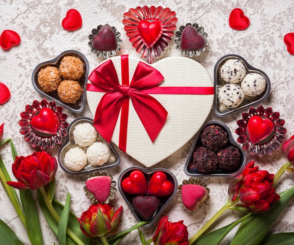 Обои цветы, 14 февраля, розы, шоколадные конфеты, конфеты, сердце, тюльпаны, подарок, сердечки, день святого валентина, flowers, 14 feb, roses, chocolates, candy, heart, tulips, gift, hearts, valentine's day разрешение 5616x3744 Загрузить