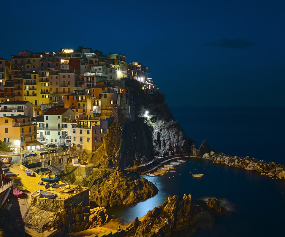 Обои ночь, огни, город, италия, манарола, etienne ruff, night, lights, the city, italy, manarola разрешение 1920x1200 Загрузить