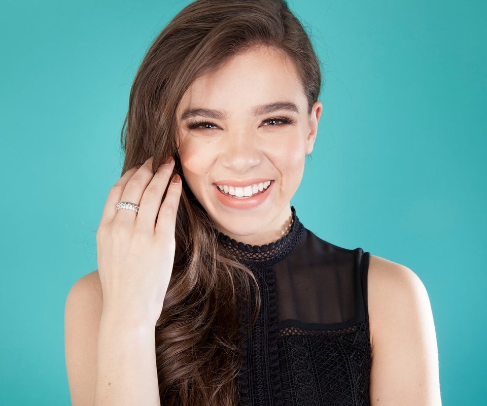 Обои девушка, hailee steinfeld, хейли стайнфелд, улыбка, взгляд, волосы, лицо, актриса, черное платье, знаменитость, girl, haley steinfeld, smile, look, hair, face, actress, black dress, celebrity разрешение 1920x1152 Загрузить