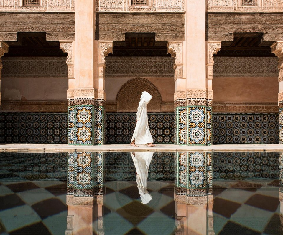 Обои храм, ben youssef, девушка, отражение, город, бассейн, в белом, марракеш, марокко, temple, girl, reflection, the city, pool, in white, marrakech, morocco разрешение 2560x1440 Загрузить