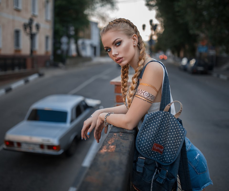 Обои блондинка, голубые глаза, karina, косички, джинсовые шорты, dmitry sn, blonde, blue eyes, braids, denim shorts разрешение 2048x1365 Загрузить