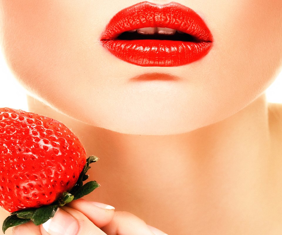 Обои девушка, ягода, клубника, модель, губы, лицо, белый фон, красная помада, girl, berry, strawberry, model, lips, face, white background, red lipstick разрешение 2048x1365 Загрузить