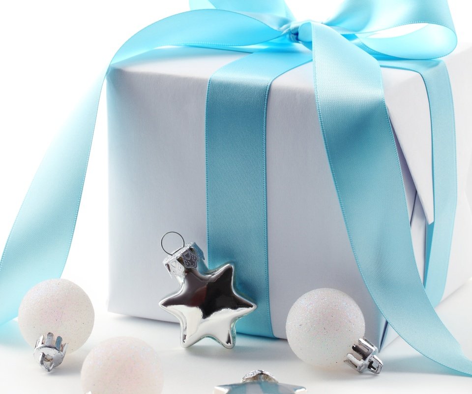 Обои новый год, подарок, ленточка, рождество, коробка, новогодние игрушки, new year, gift, ribbon, christmas, box, christmas toys разрешение 5666x5432 Загрузить