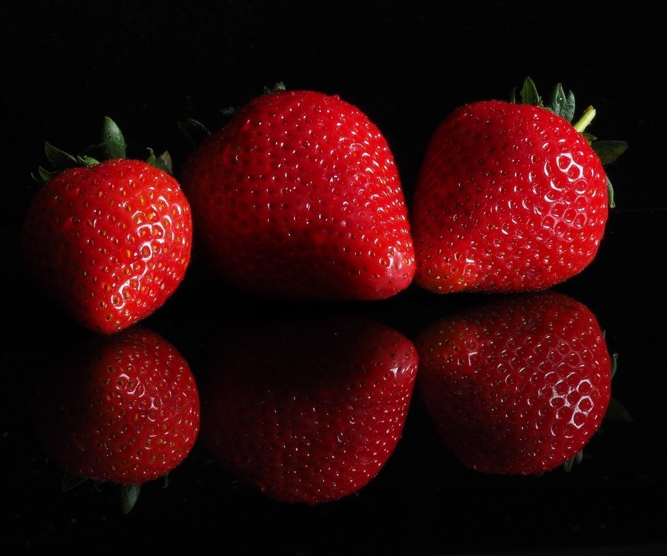 Обои отражение, ягода, клубника, черный фон, reflection, berry, strawberry, black background разрешение 2048x1516 Загрузить