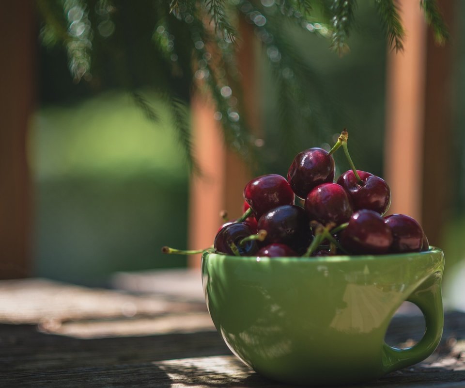 Обои черешня, ягоды, вишня, чашка, cherry, berries, cup разрешение 2048x1504 Загрузить