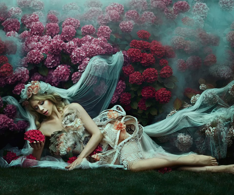 Обои цветы, bella kotak, девушка, платье, поза, туман, фэнтези, модель, фата, flowers, girl, dress, pose, fog, fantasy, model, veil разрешение 2048x1365 Загрузить