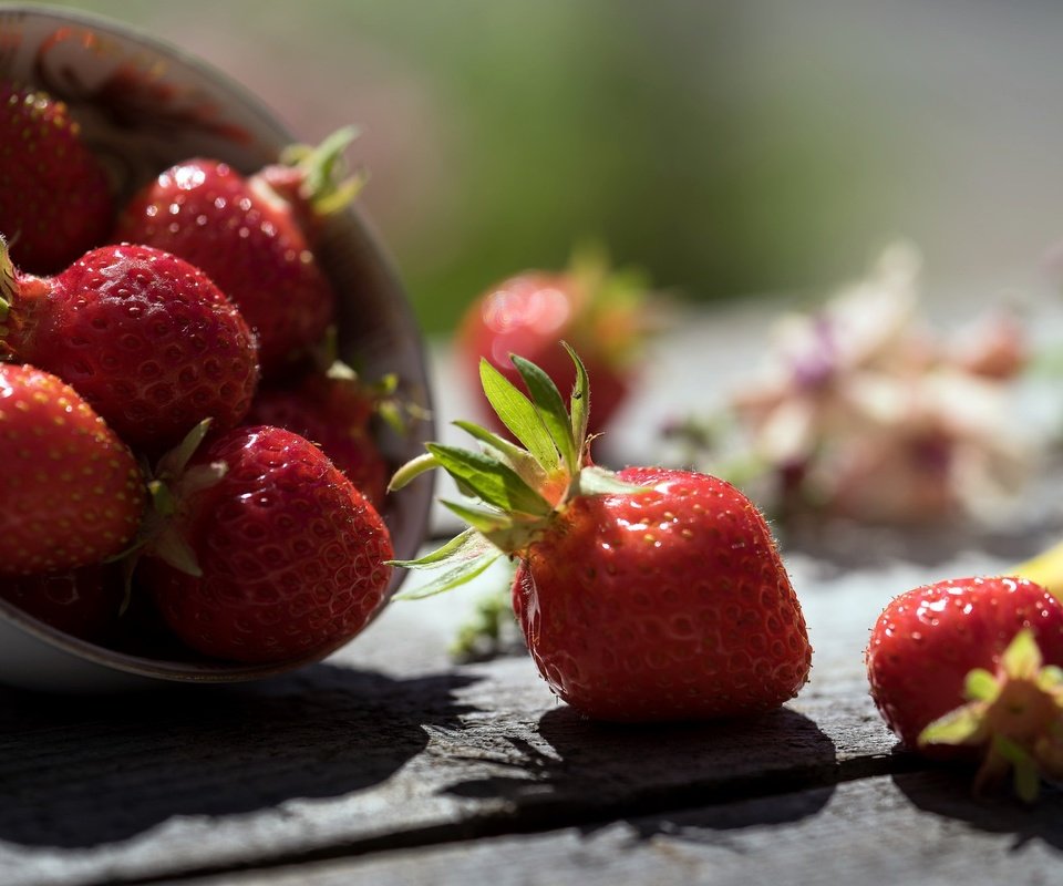 Обои клубника, тень, ягоды, деревянная поверхность, strawberry, shadow, berries, wooden surface разрешение 2048x1332 Загрузить