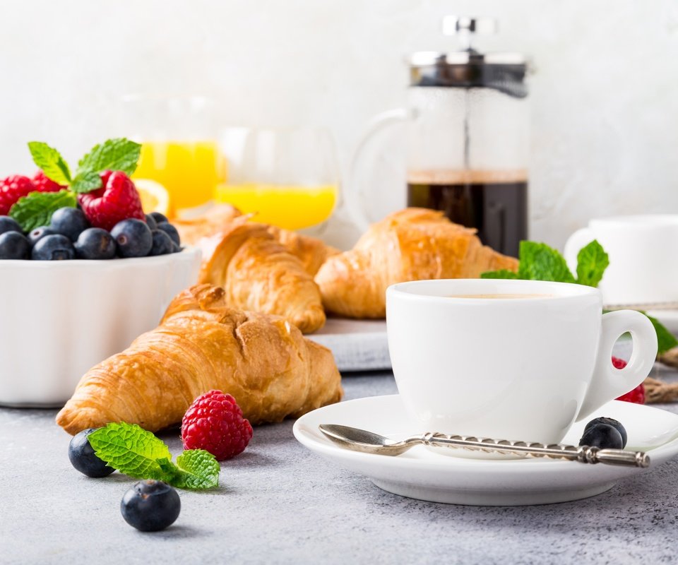 Обои кофе, ягоды, завтрак, апельсиновый сок, круассаны, coffee, berries, breakfast, orange juice, croissants разрешение 6016x4010 Загрузить