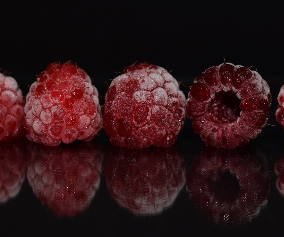 Обои макро, отражение, малина, иней, черный фон, ягоды, macro, reflection, raspberry, frost, black background, berries разрешение 5918x3328 Загрузить