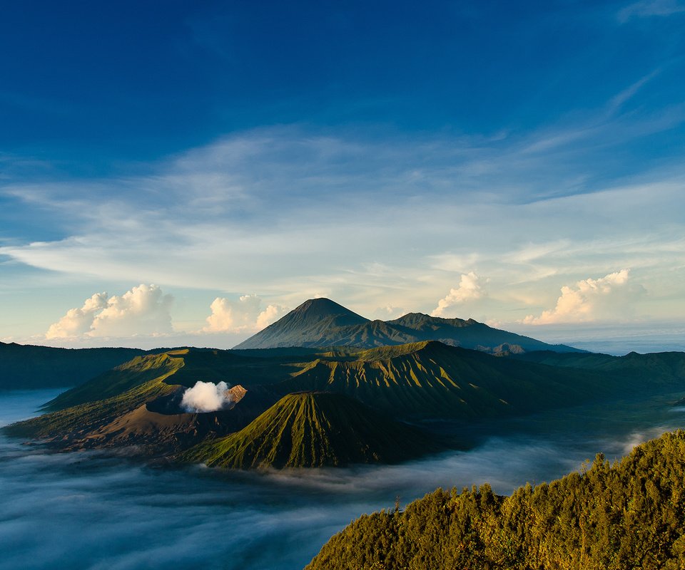 Обои небо, облака, горы, пейзаж, вулкан, индонезия, ява, the sky, clouds, mountains, landscape, the volcano, indonesia, java разрешение 1920x1200 Загрузить