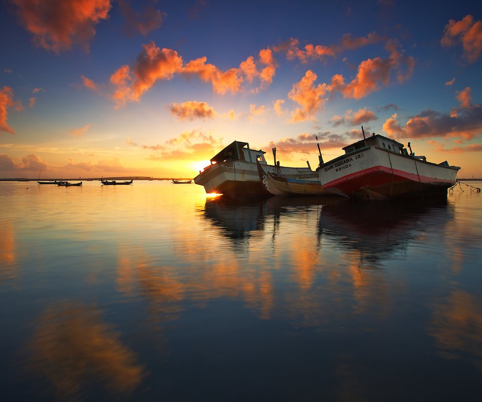 Обои небо, облака, озеро, отражение, корабли, рассвет, лодки, the sky, clouds, lake, reflection, ships, dawn, boats разрешение 5560x3707 Загрузить