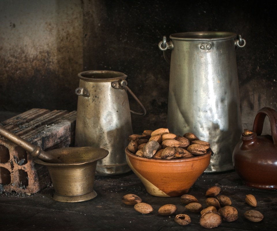 Обои орехи, кирпич, натюрморт, миндаль, бидон, ступка, утварь, nuts, brick, still life, almonds, cans, mortar, utensils разрешение 3708x2440 Загрузить