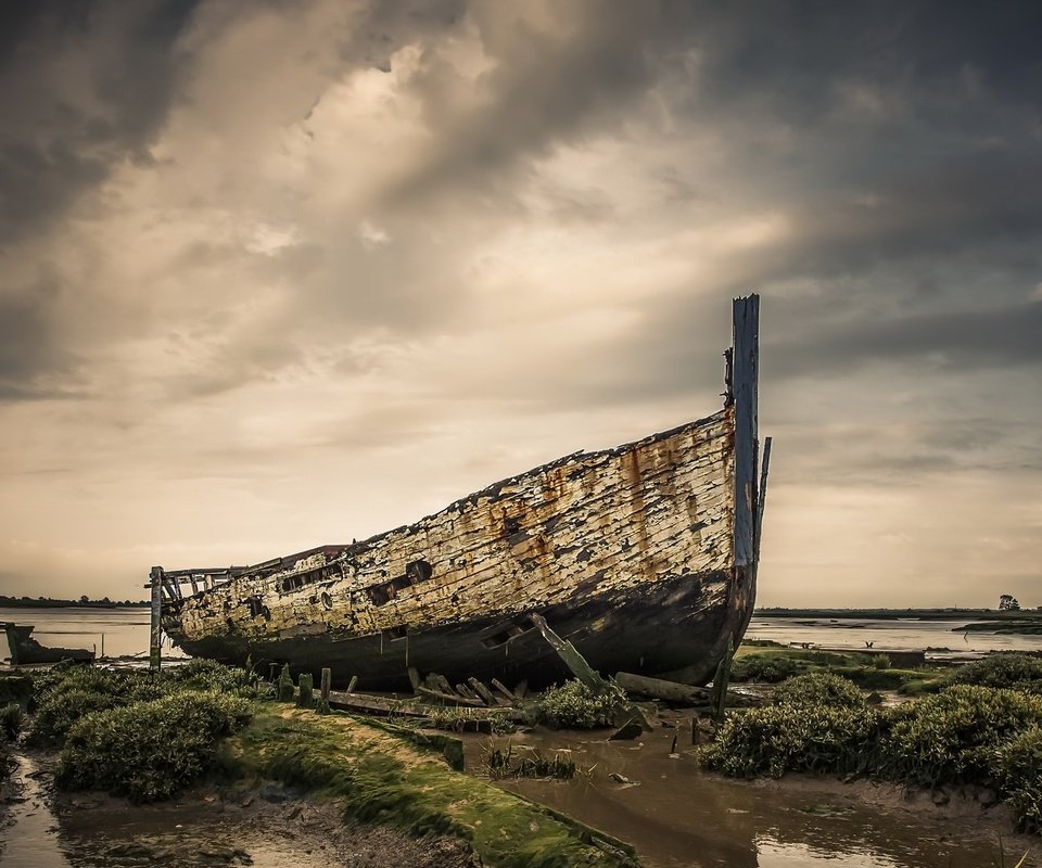 Обои небо, облака, озеро, берег, тучи, лодка, the sky, clouds, lake, shore, boat разрешение 2048x1082 Загрузить