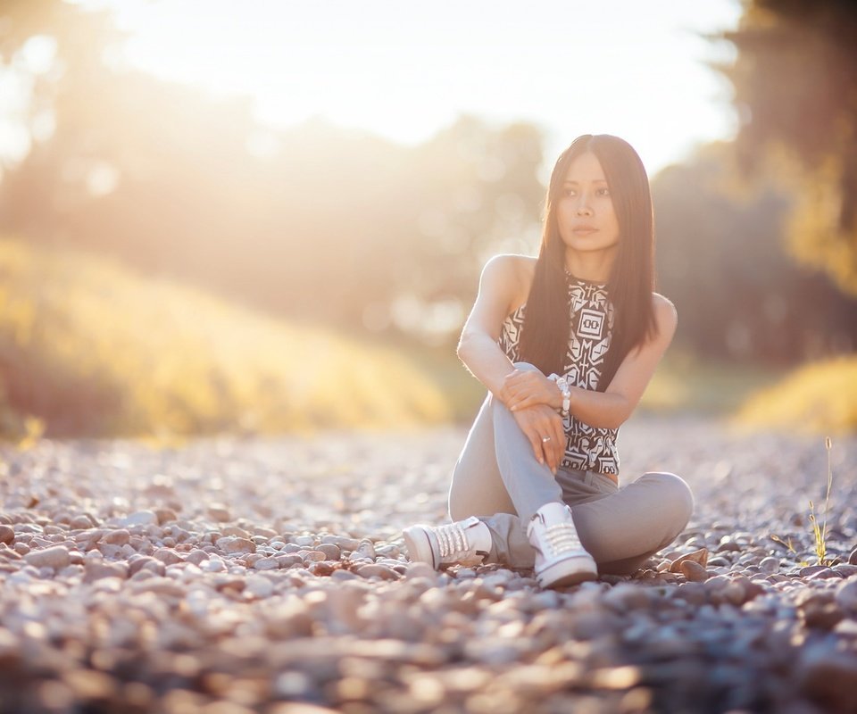 Обои свет, дорога, девушка, поза, взгляд, ножки, волосы, лицо, light, road, girl, pose, look, legs, hair, face разрешение 1920x1164 Загрузить