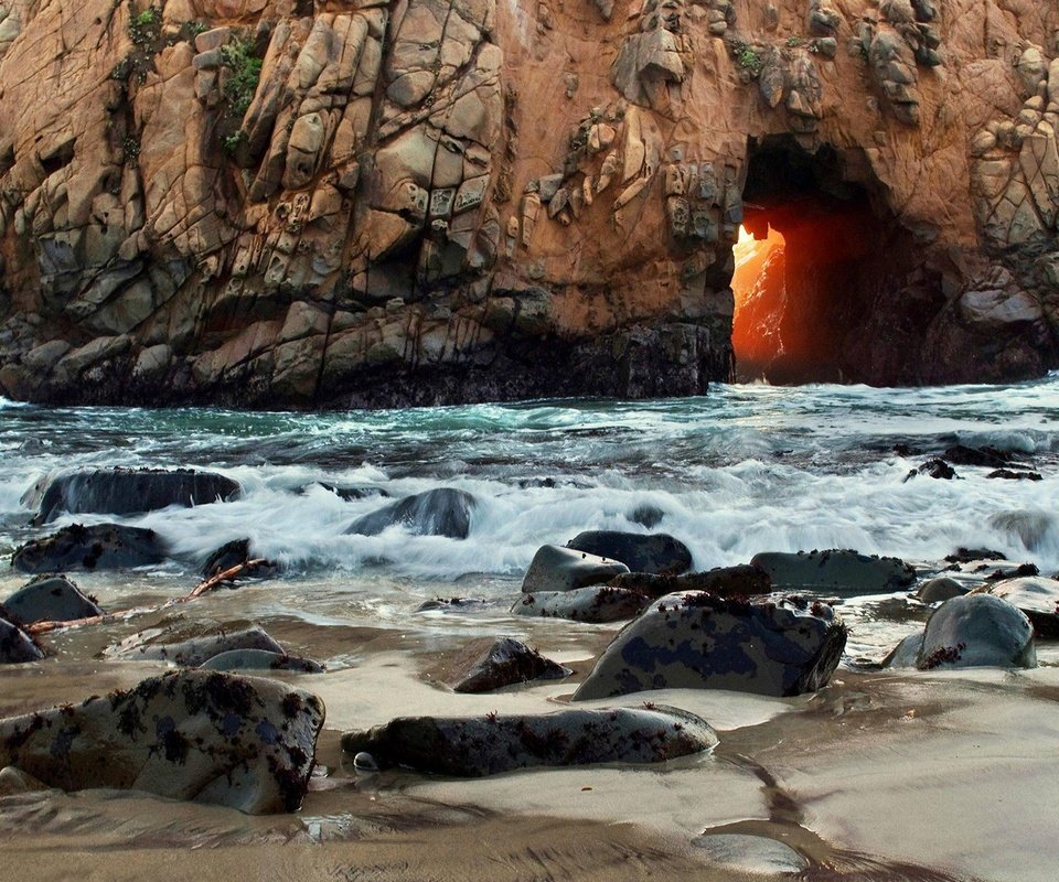 Обои свет, калифорния, камни, проем, берег, pfeiffer state beach, волны, море, скала, сша, арка, light, ca, stones, opening, shore, wave, sea, rock, usa, arch разрешение 1920x1200 Загрузить