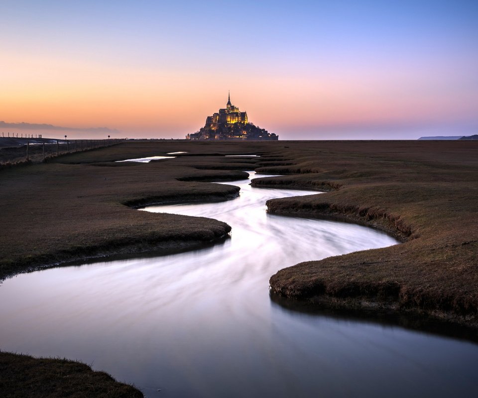 Обои вода, вечер, горизонт, франция, нормандия, мон сен-мишель, water, the evening, horizon, france, normandy, mont saint-michel разрешение 2560x1621 Загрузить