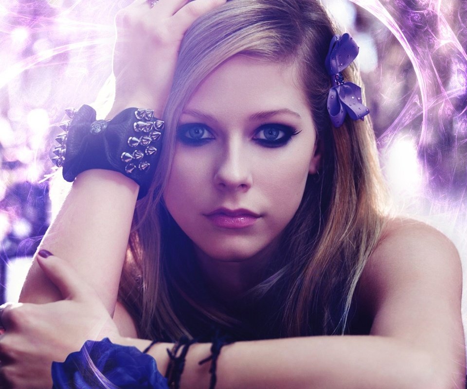 Обои девушка, взгляд, блики, певица, аврил лавин, бантик, girl, look, glare, singer, avril lavigne, bow разрешение 1920x1200 Загрузить