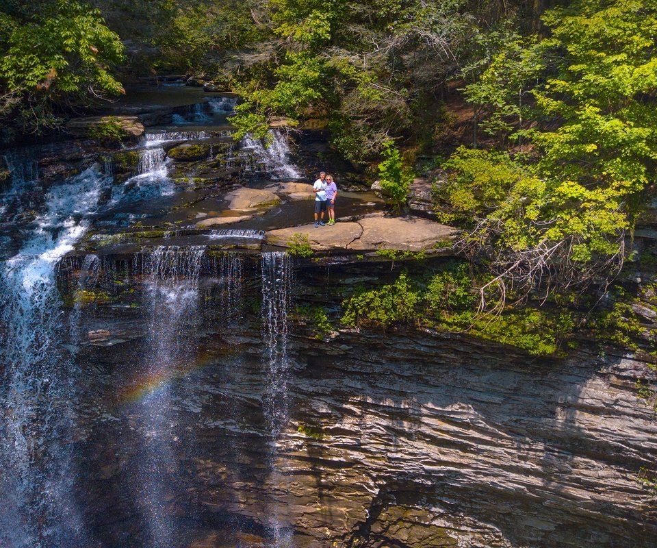 Обои деревья, сша, солнце, tennessee, piney falls, камни, зелень, лес, скала, люди, водопад, trees, usa, the sun, stones, greens, forest, rock, people, waterfall разрешение 2560x1438 Загрузить