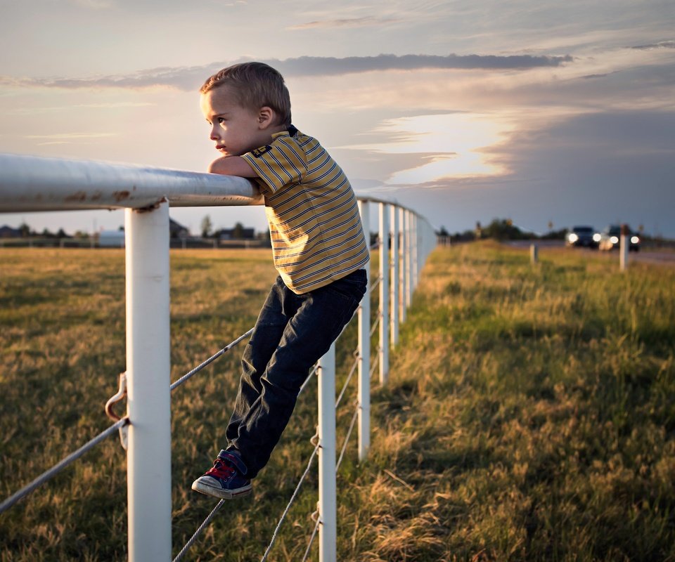 Обои дорога, забор, дети, ребенок, мальчик, ограда, road, the fence, children, child, boy, fence разрешение 2048x1489 Загрузить