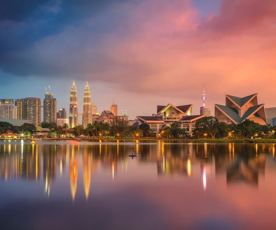 Обои отражение, панорама, башня, дома, небоскрёб, малайзия, куала-лумпур, reflection, panorama, tower, home, skyscraper, malaysia, kuala lumpur разрешение 2048x1365 Загрузить