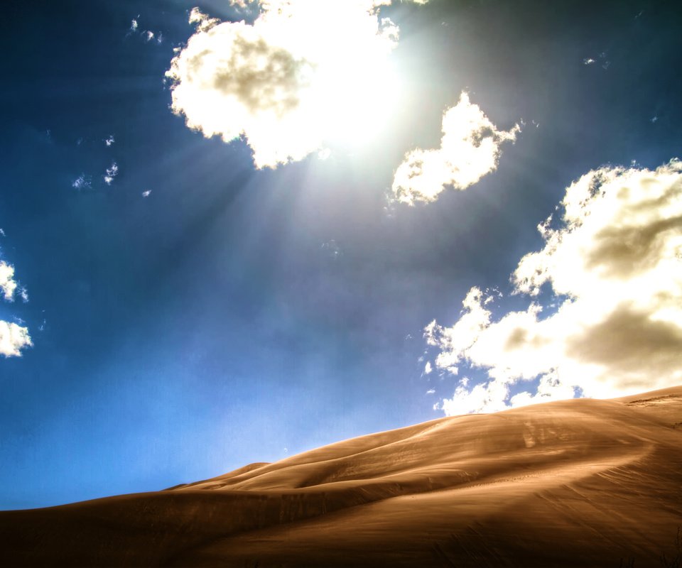 Обои небо, облака, песок, пустыня, дюны, колорадо, солнечный свет, the sky, clouds, sand, desert, dunes, colorado, sunlight разрешение 2560x1700 Загрузить