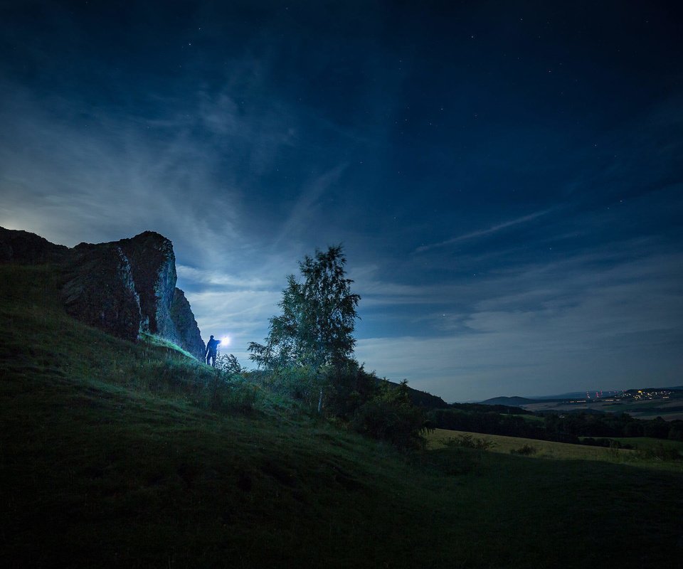 Обои небо, трава, облака, гора, луна, холм, береза, patrik spiesecke, the sky, grass, clouds, mountain, the moon, hill, birch разрешение 2000x1333 Загрузить