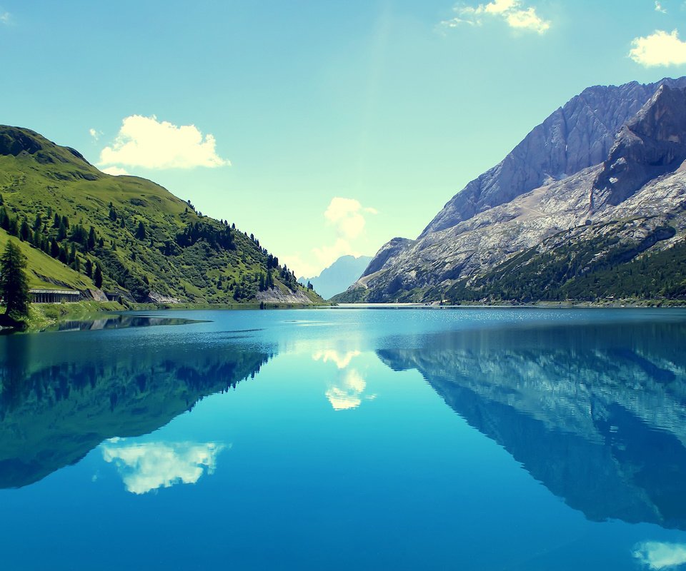 Обои небо, облака, озеро, горы, отражение, италия, marmoleda, the sky, clouds, lake, mountains, reflection, italy разрешение 2560x1600 Загрузить