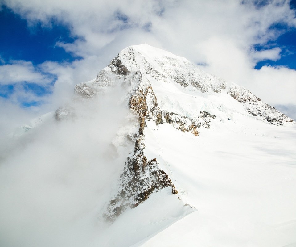 Обои небо, облака, горы, снег, пейзаж, вершина, the sky, clouds, mountains, snow, landscape, top разрешение 5554x3703 Загрузить