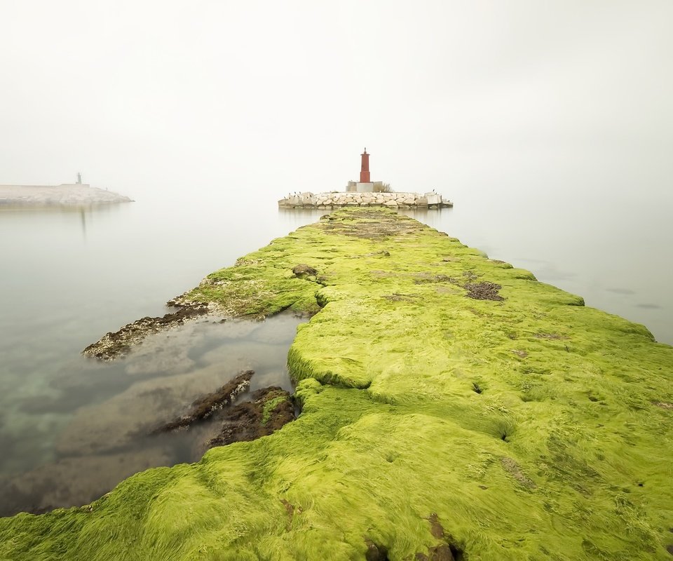 Обои камни, море, туман, маяк, пирс, stones, sea, fog, lighthouse, pierce разрешение 2048x1282 Загрузить