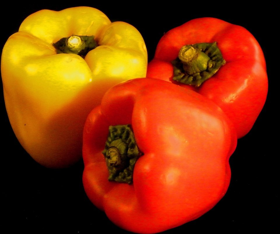 Обои черный фон, овощи, перец, сладкий, болгарский, сладкий перец, black background, vegetables, pepper, sweet, bulgarian, sweet pepper разрешение 3450x2233 Загрузить