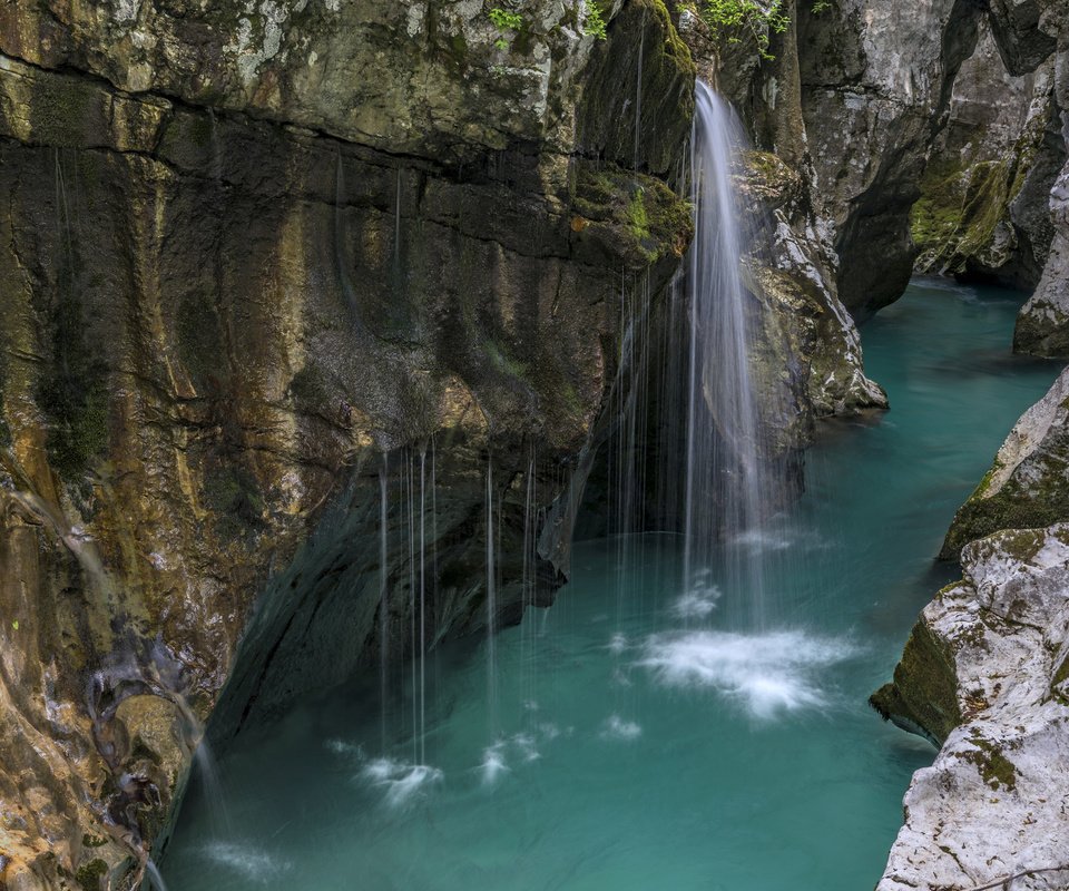 Обои вода, река, скалы, водопад, голубая, water, river, rocks, waterfall, blue разрешение 2048x1365 Загрузить