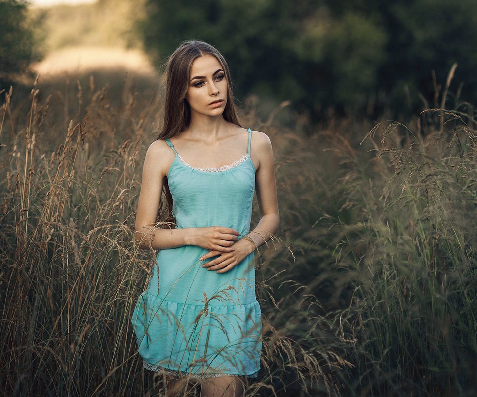 Обои трава, девушка, платье, взгляд, модель, волосы, лицо, шатенка, grass, girl, dress, look, model, hair, face, brown hair разрешение 1920x1200 Загрузить