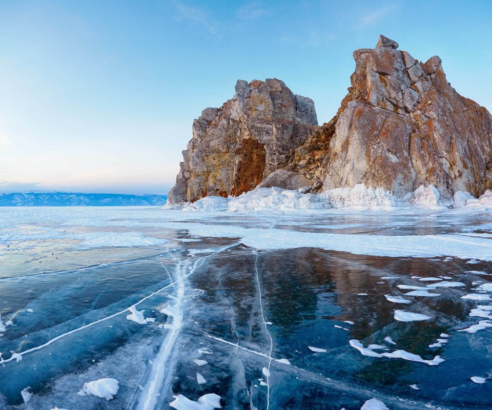 Обои озеро, скалы, зима, пейзаж, лёд, россия, байкал, lake, rocks, winter, landscape, ice, russia, baikal разрешение 3840x2400 Загрузить