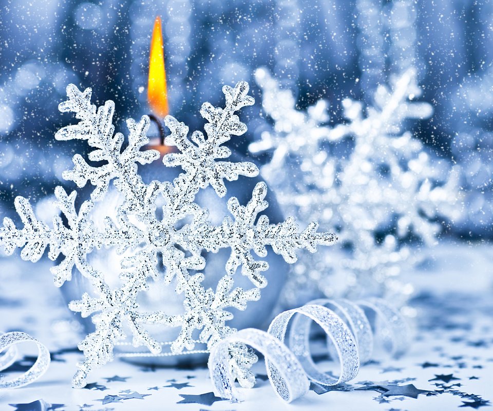 Обои снежинки, свеча, рождество, украшение, снегопад, snowflakes, candle, christmas, decoration, snowfall разрешение 5120x3803 Загрузить