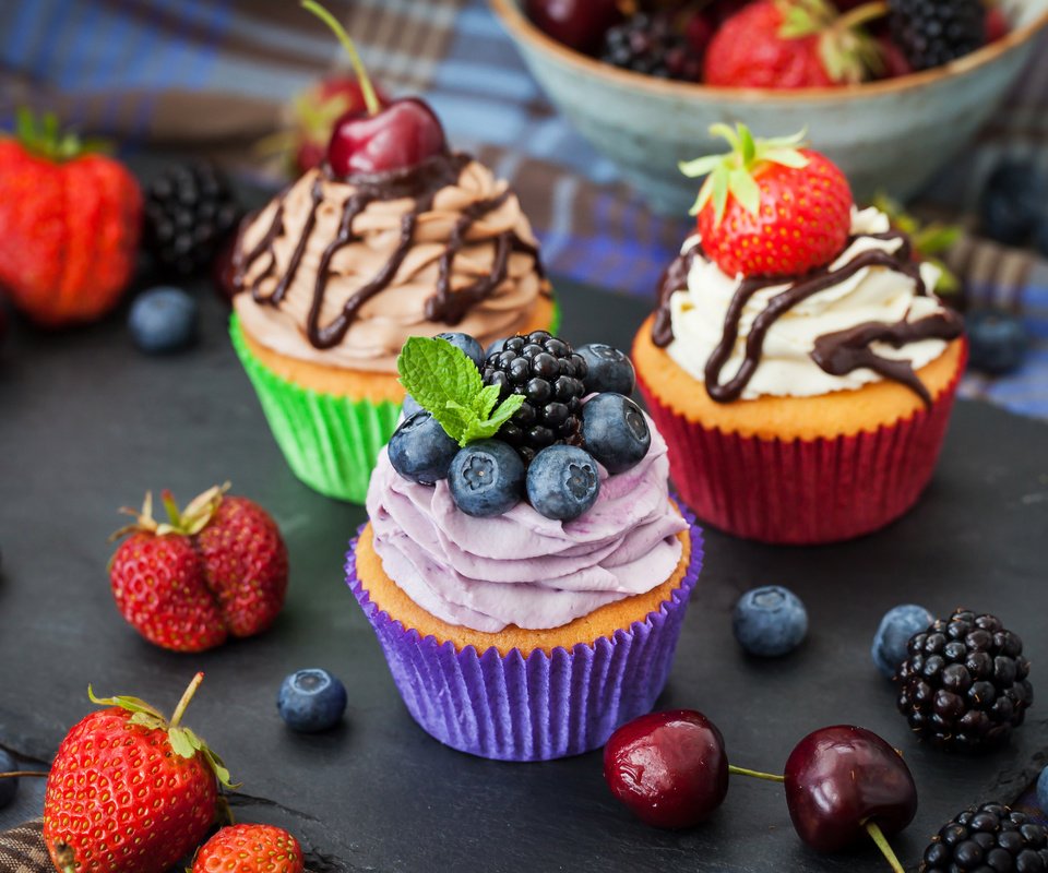 Обои ягоды, шоколад, выпечка, кексы, крем, капкейки, berries, chocolate, cakes, cupcakes, cream разрешение 7000x4664 Загрузить