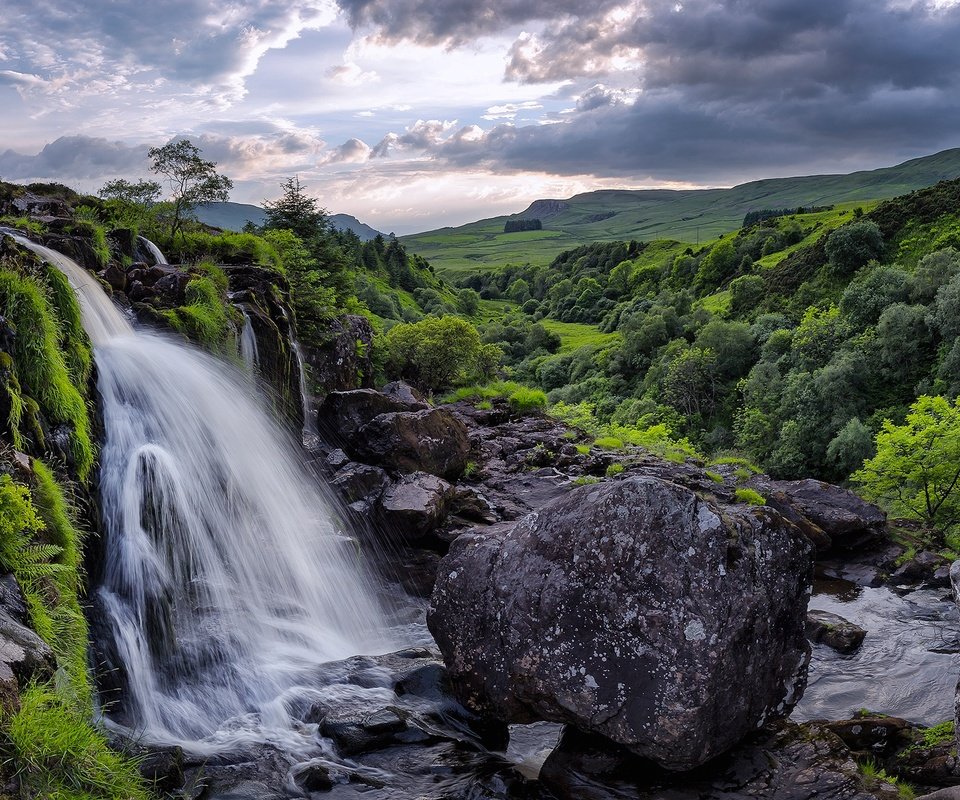 Обои облака, шотландия, деревья, stirlingshire, горы, камни, зелень, ручей, поля, водопад, clouds, scotland, trees, mountains, stones, greens, stream, field, waterfall разрешение 2048x1280 Загрузить