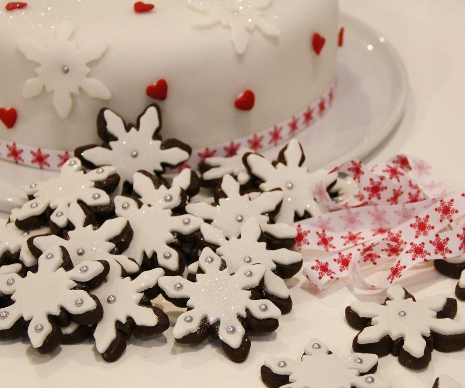Обои новый год, снежинки, лента, праздник, рождество, печенье, торт, угощение, new year, snowflakes, tape, holiday, christmas, cookies, cake, treat разрешение 4314x2885 Загрузить