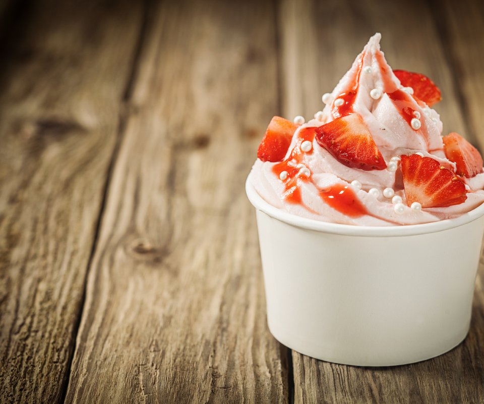 Обои мороженое, клубника, десерт, деревянная поверхность, ice cream, strawberry, dessert, wooden surface разрешение 5616x3744 Загрузить