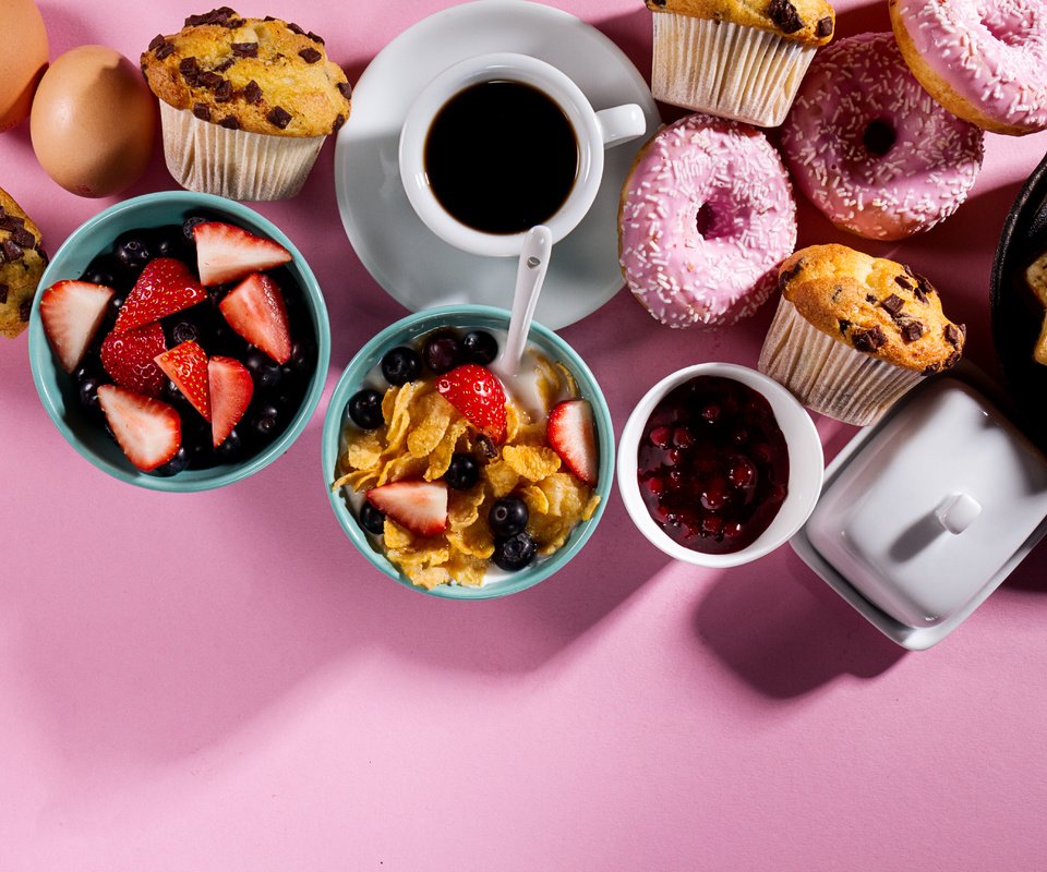 Обои клубника, кофе, ягоды, черника, завтрак, пончики, кексы, strawberry, coffee, berries, blueberries, breakfast, donuts, cupcakes разрешение 5184x3456 Загрузить