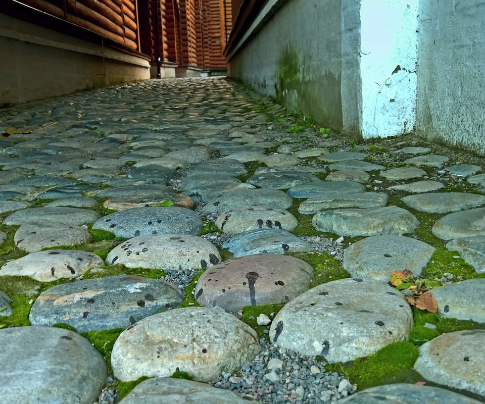 Обои камни, город, улица, мох, архитектура, бревна, история, древна, stones, the city, street, moss, architecture, logs, history, 's ancient разрешение 4756x2677 Загрузить