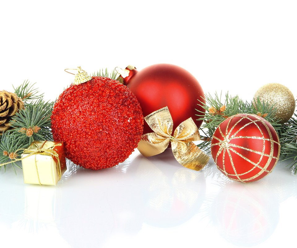 Обои новый год, шары, украшения, хвоя, рождество, шишки, елочные игрушки, new year, balls, decoration, needles, christmas, bumps, christmas decorations разрешение 2560x1440 Загрузить