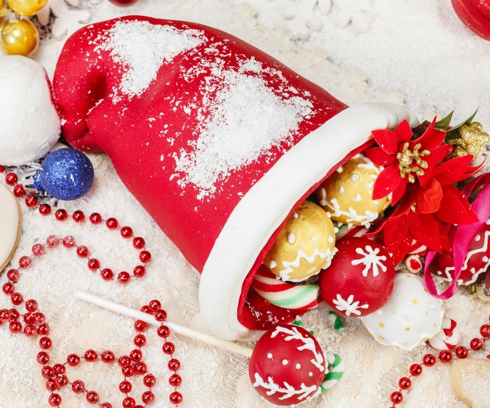 Обои новый год, бусы, рождество, елочные украшения, леденцы, колпак, new year, beads, christmas, christmas decorations, lollipops, cap разрешение 2880x1800 Загрузить