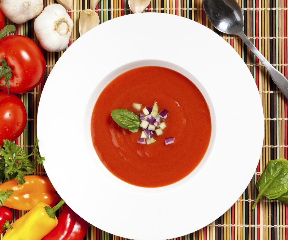 Обои зелень, овощи, помидоры, перец, чеснок, суп, томатный суп, greens, vegetables, tomatoes, pepper, garlic, soup, tomato soup разрешение 2560x1600 Загрузить