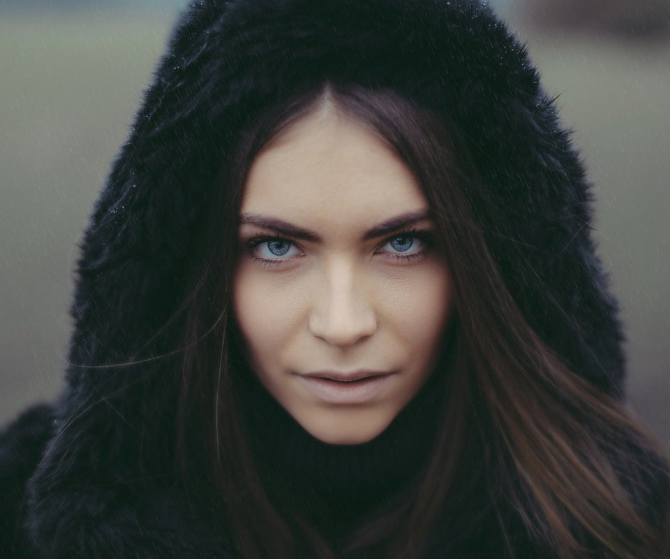 Обои девушка, брюнетка, взгляд, волосы, лицо, капюшон, girl, brunette, look, hair, face, hood разрешение 2048x1365 Загрузить