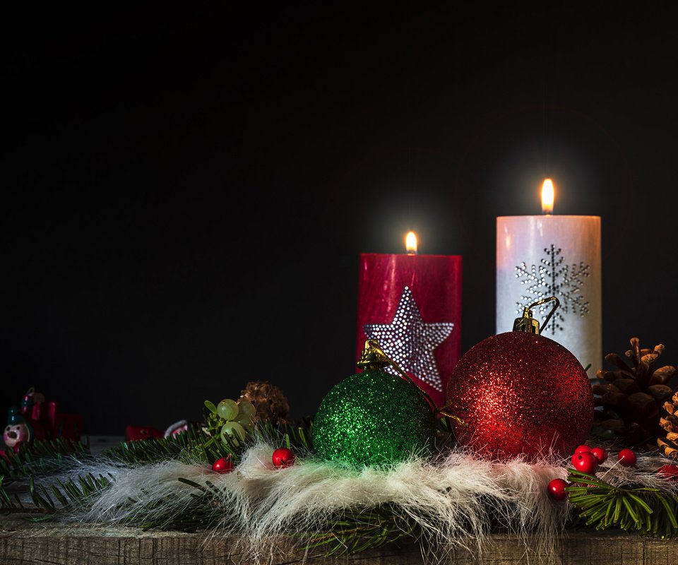 Обои свечи, новый год, шары, черный фон, рождество, шишки, декор, candles, new year, balls, black background, christmas, bumps, decor разрешение 3840x2400 Загрузить
