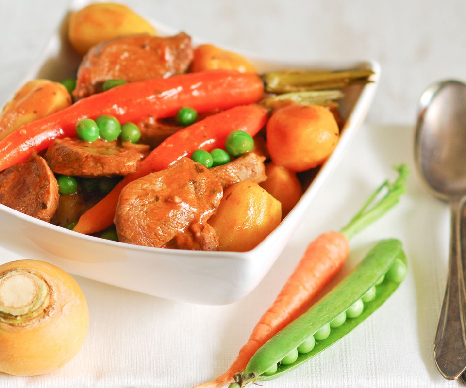 Обои овощи, мясо, горох, морковь, репа, vegetables, meat, peas, carrots, turnips разрешение 2880x1800 Загрузить