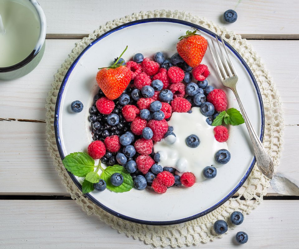 Обои малина, клубника, ягоды, черника, завтрак, йогурт, крем, raspberry, strawberry, berries, blueberries, breakfast, yogurt, cream разрешение 5760x3840 Загрузить