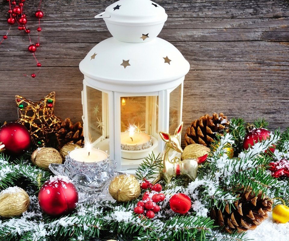 Обои свечи, новый год, фонарь, рождество, шишки, елочные игрушки, candles, new year, lantern, christmas, bumps, christmas decorations разрешение 2880x1800 Загрузить