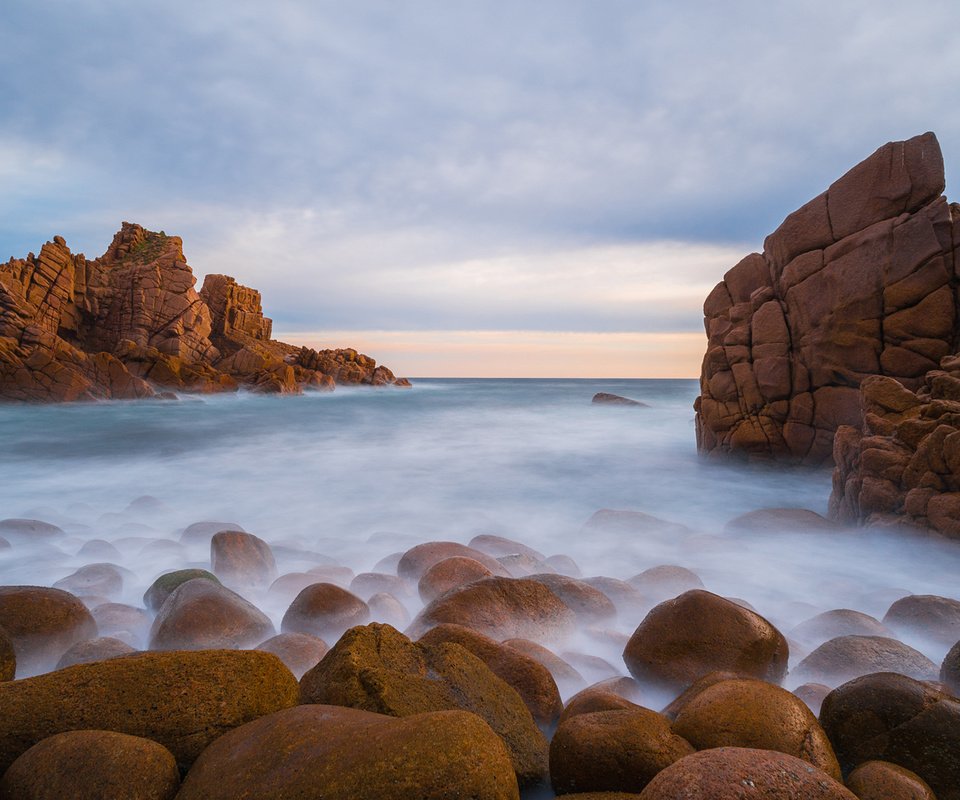 Обои небо, облака, скалы, камни, берег, пейзаж, море, the sky, clouds, rocks, stones, shore, landscape, sea разрешение 1920x1200 Загрузить