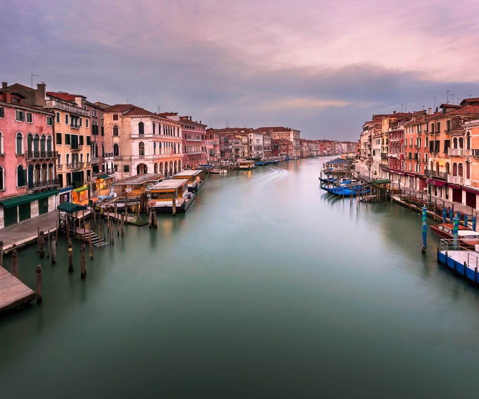 Обои закат, панорама, венеция, канал, италия, grand canal, rialto bridge, sunset, panorama, venice, channel, italy разрешение 5760x3840 Загрузить